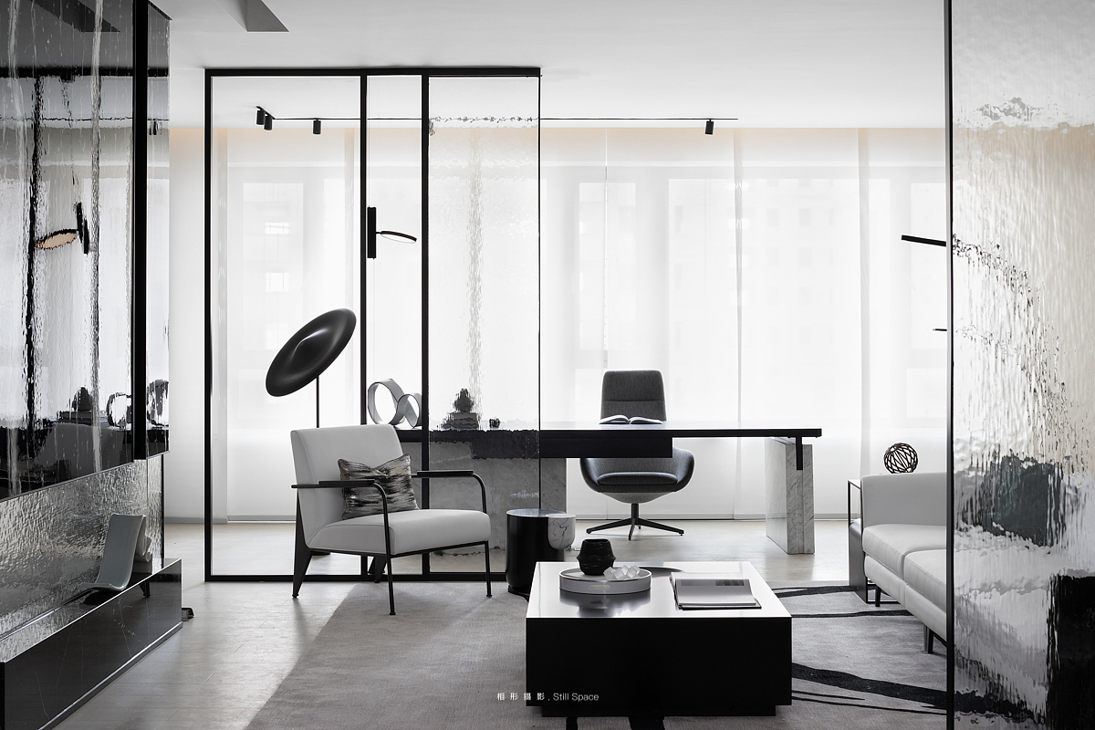 整体空间设计运用了不同的材质做了完美的融合，巧妙地运用差异性划分出区域的功能性。
如流水的玻璃，划分了空间的区域，增添了开放式空间的视觉意境。<br>艺术与设计有效的结合，营造写意优雅的生活意境，将空间的气质上升到“似城市中不可方物的净土，去除纷杂与喧嚣，大隐隐于市的淡然，却又永存一股冲劲”的意境。