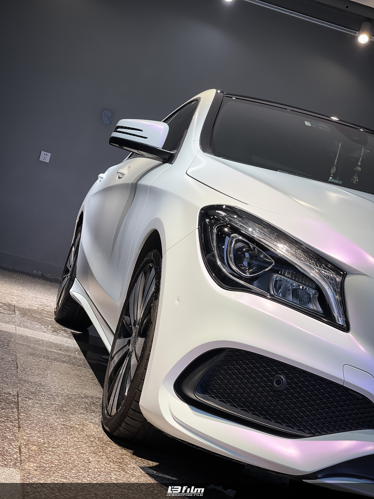 奔驰cla装贴lb电光白变紫改色膜(lbfilm)