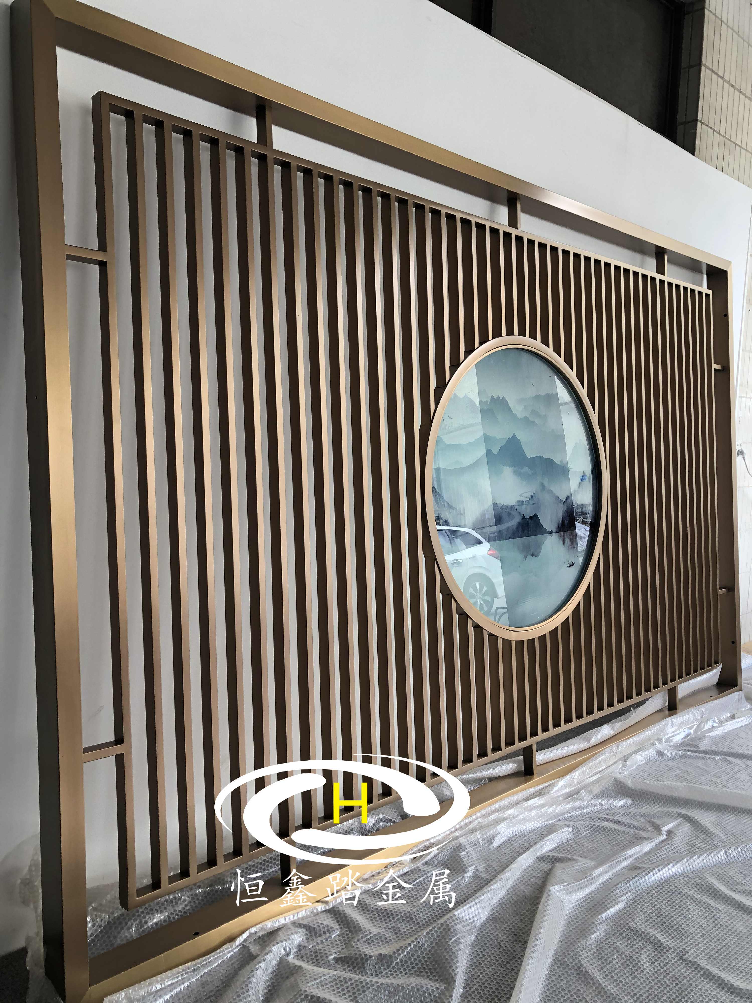 西安售楼部入口景墙不锈钢花格隔断屏风透出新意和活