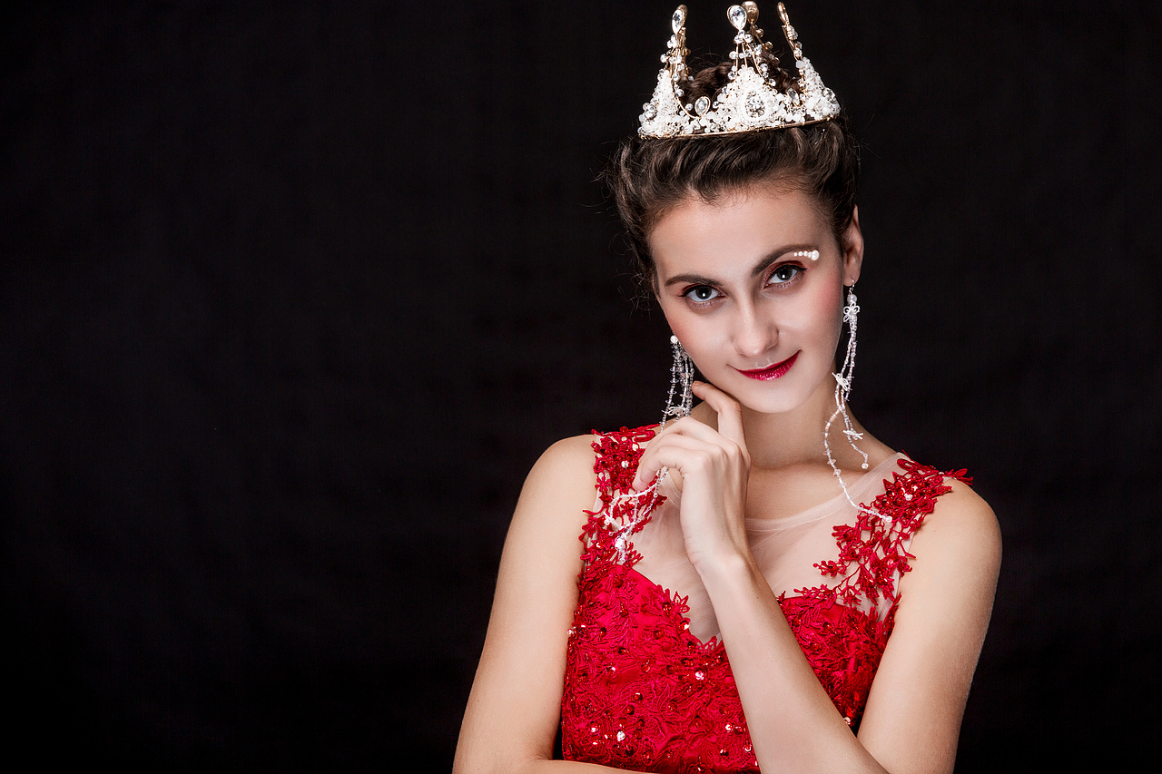 二八正当年,出水胜芙蓉