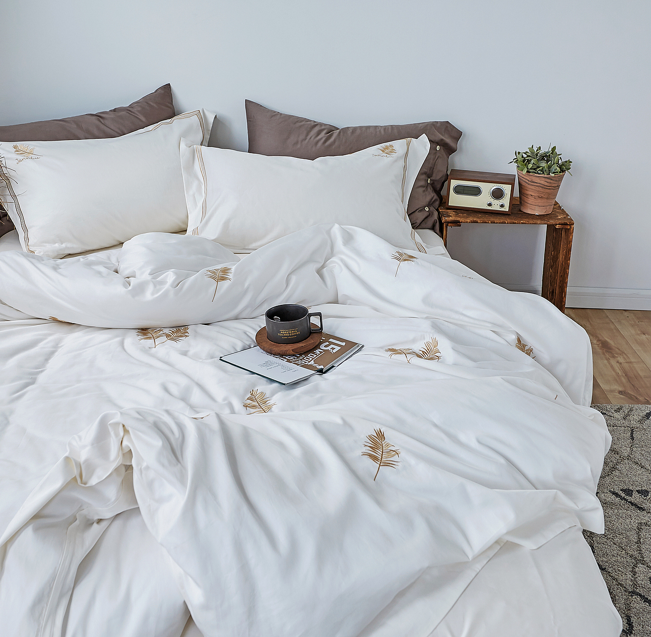 家纺家居四件套白色金叶子拍摄（图ZMTI2MzkxNzk2） - 产品摄影 - 站酷设计师熊猫家纺商业摄影原创素材 - 站酷ZCOOL