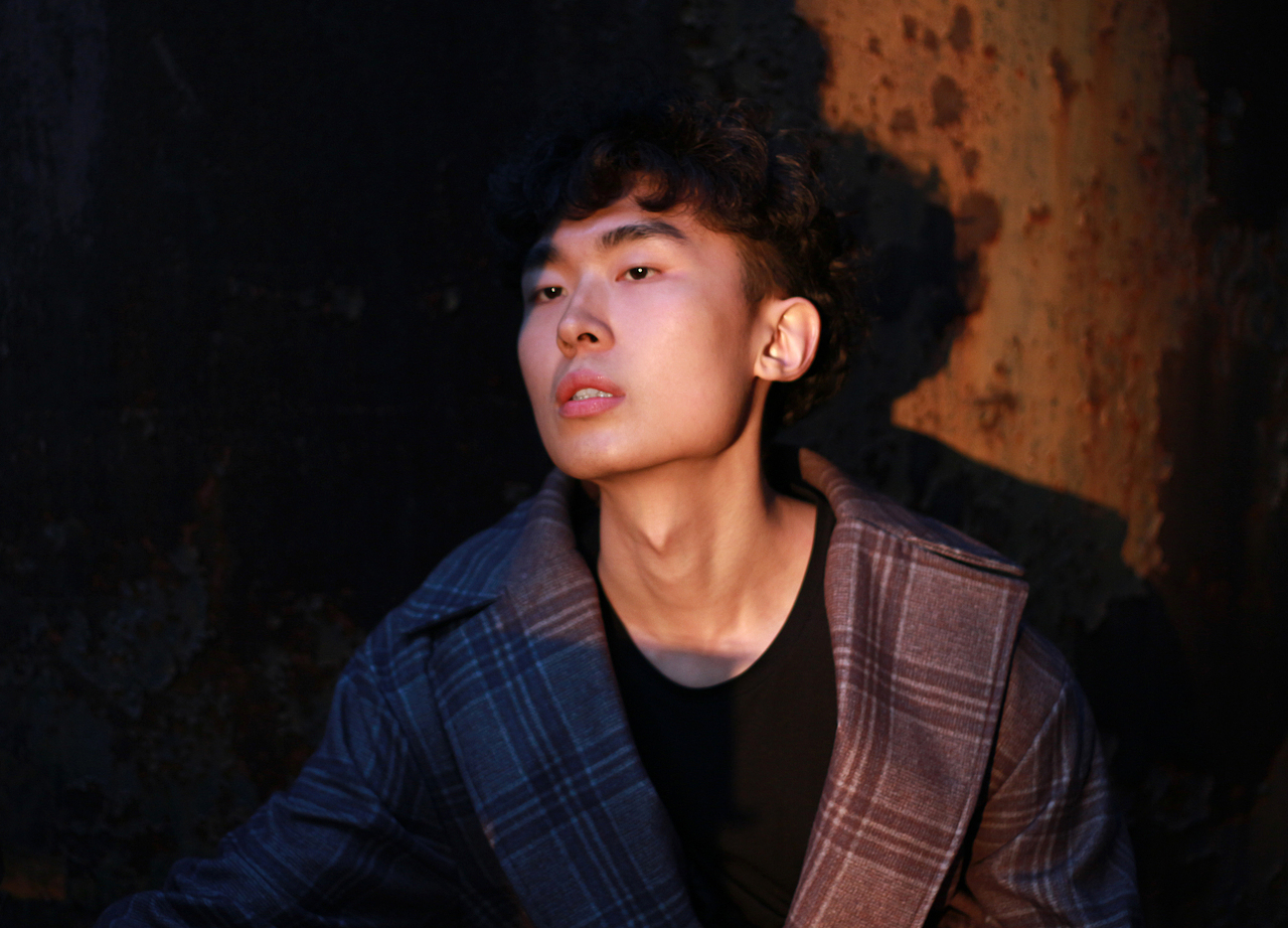 日光倾城而下，时光摆上的印记在身后层层腐朽