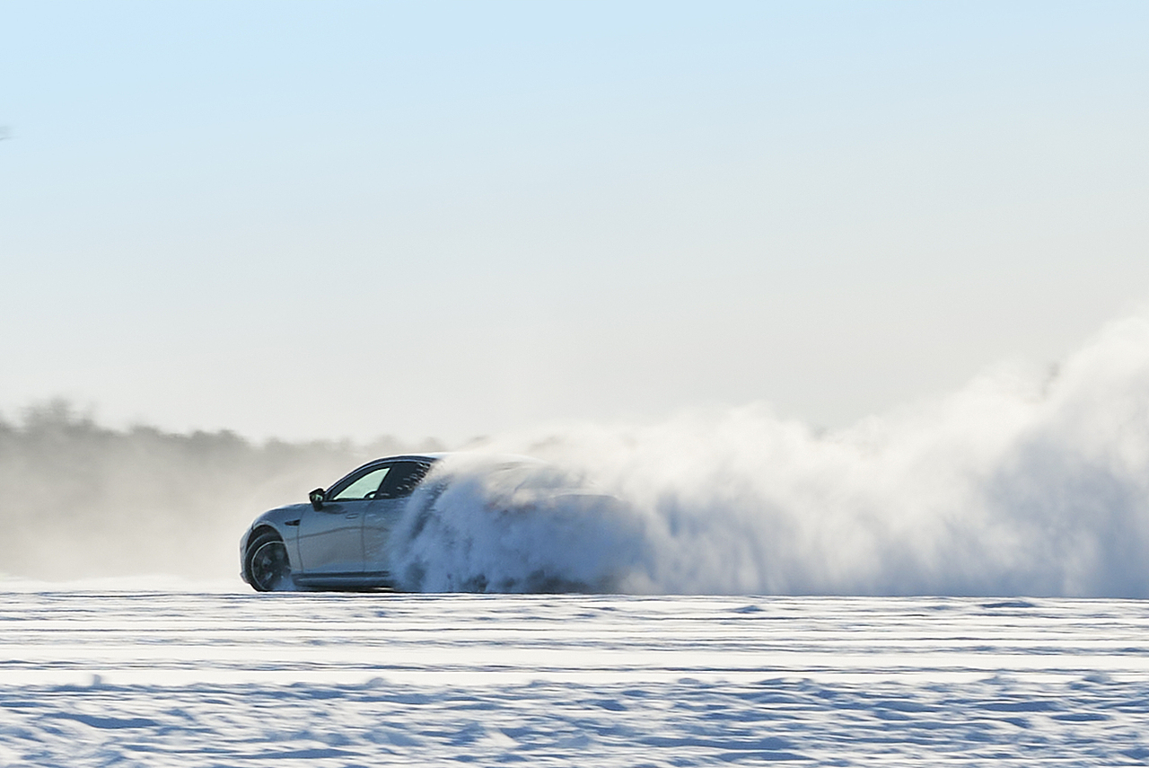 哪吒S 燃擎冰雪（图ZMjkyMDc1NjI4） - 产品摄影 - 站酷设计师糊叔原创素材 - 站酷ZCOOL