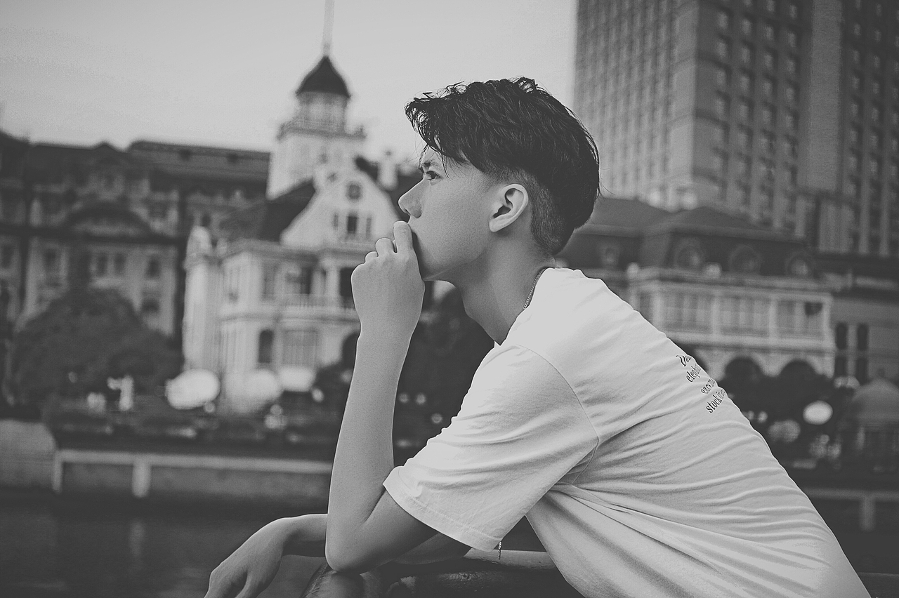 一个刚刚成年的朋友~