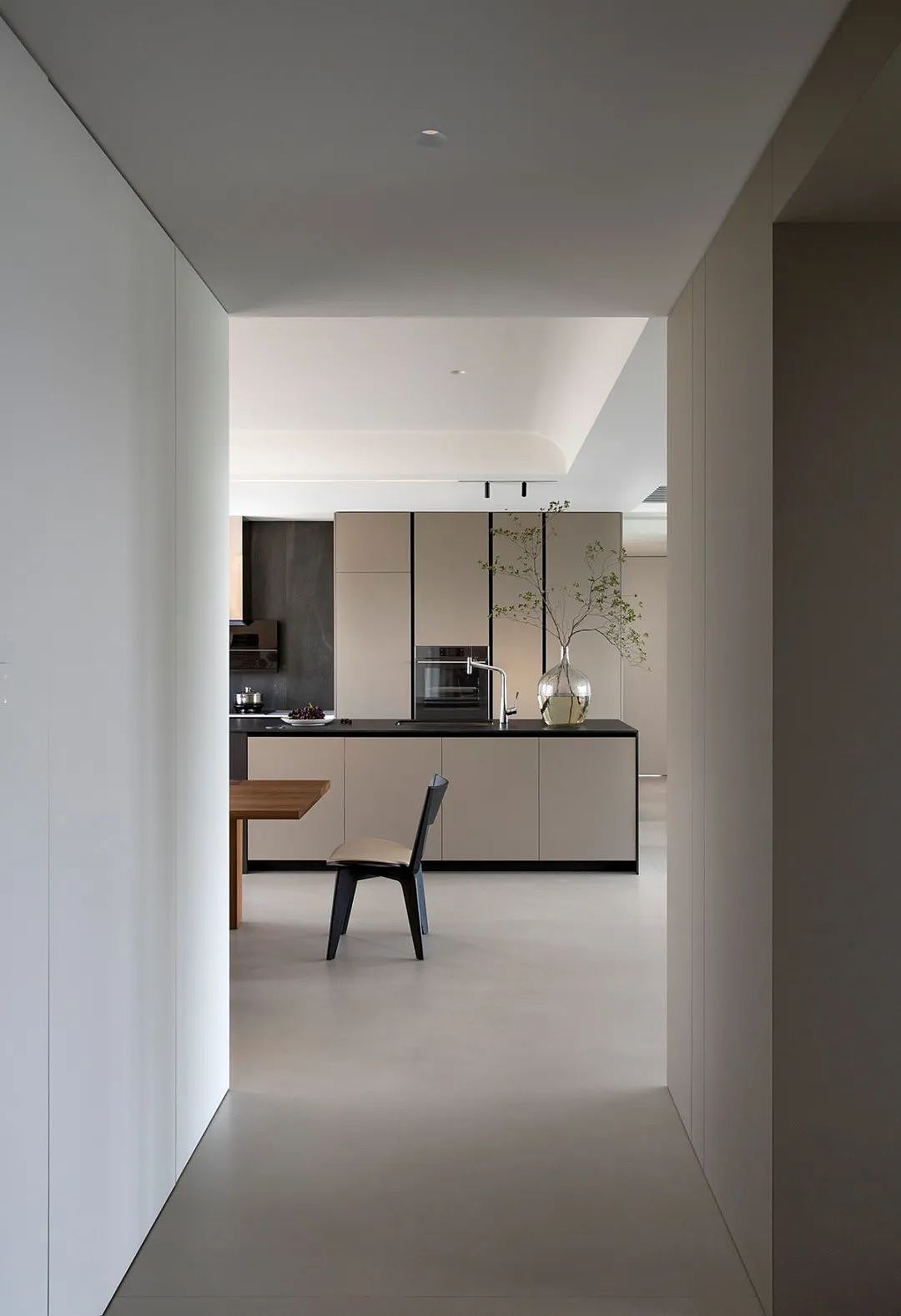 △过道看向主空间
<br>从过道看向客餐厅,轻盈自由的气息迎面而来,体块的重组交汇,干净简洁的立面,使得空间更加有结构感、力量感。展示柜在满足功能需求下释放更大的视野,空间间的互通性、互动性更强。