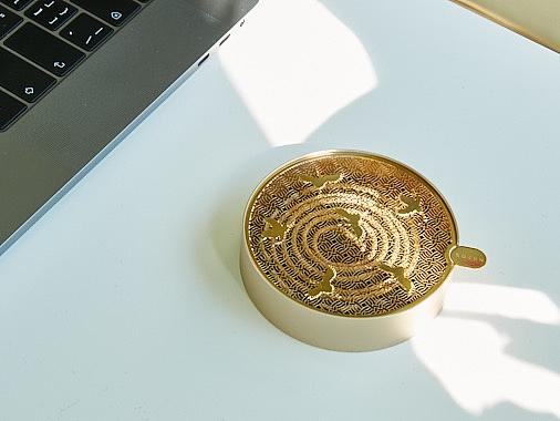 手心里云鹤香盒