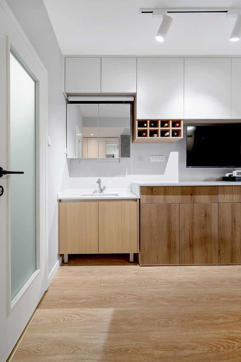 因台面高度不同,需注意洗手台与西厨区的衔接处理,好的衔接才更加美观