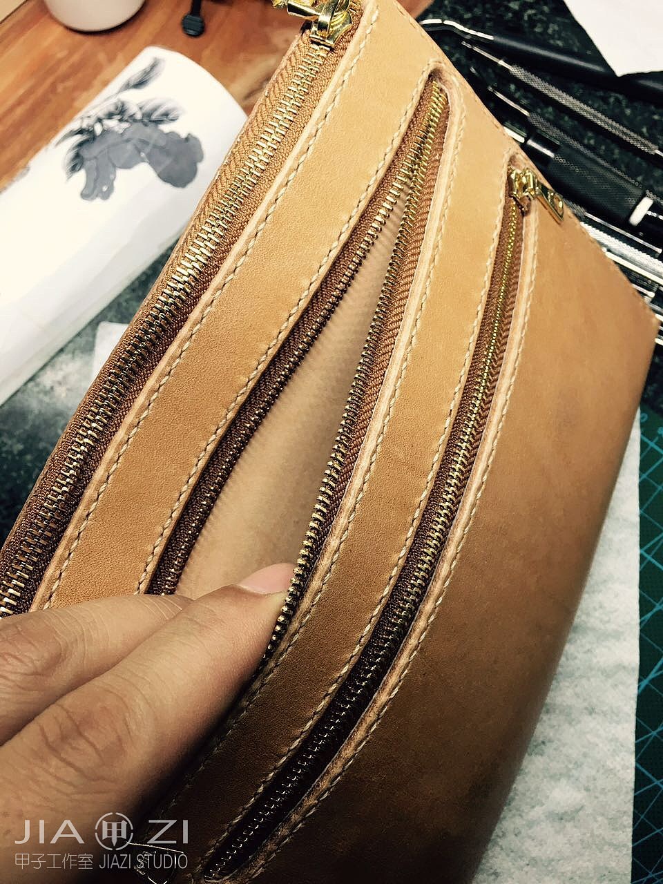 太原甲子皮雕皮艺工作室 黑豹唐草手包（图ZNjYwNDkzMDA=） - 工艺品设计 - 站酷设计师甲子原创素材 - 站酷ZCOOL