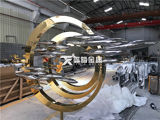 售楼处镜面不锈钢水景雕塑 鱼群雕塑的表现方式