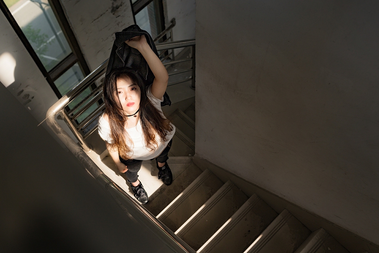 困在风里（图ZMTUwNTEyNjgw） - 人像摄影 - 站酷设计师葡萄亮晶晶PHOTo原创素材 - 站酷ZCOOL