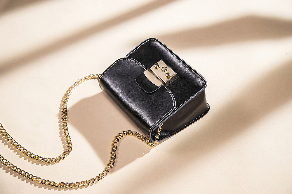 瞬间提升整体造型让它在展露自己特有的生命力的时候,似乎在凸显着轻熟女的风格从灰姑娘到璀璨的主人公