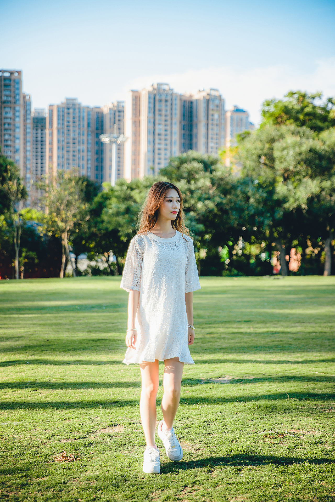 人像摄影:游乐场少女,阳光、草地、摩天轮、旋转木马