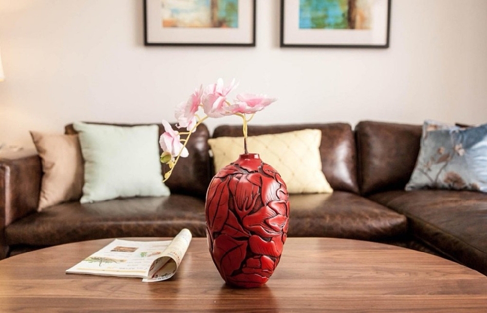 新中式的红色装饰瓶,在客厅整体略显沉稳的灰冷色调下尤为突出,富有立体感的釉面和轻灵的花枝搭配,使简约的客餐厅空间韵味十足。