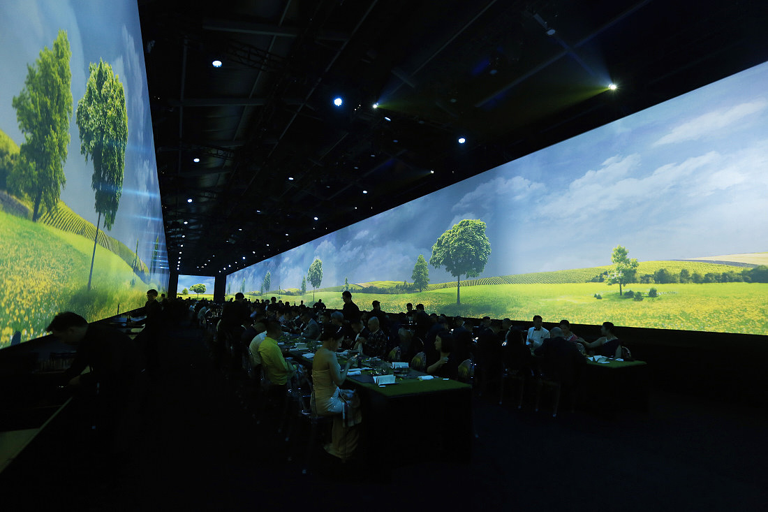 这位以创意著称的法国大厨受邀主理了这次的晚宴，主题是马爹利第一次的干邑之旅，然后配合围绕宴会礼堂的全息投影