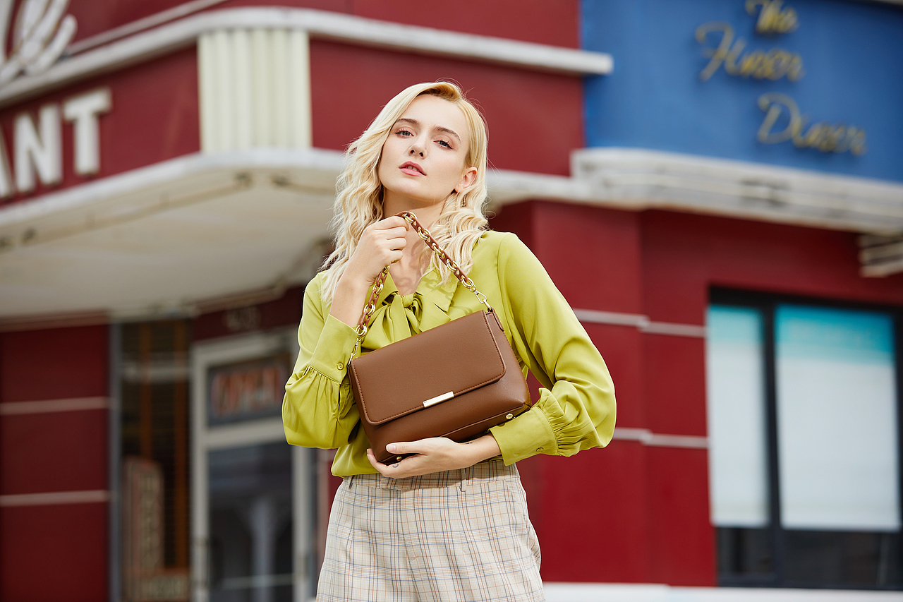 专业箱包摄影 外景模特图（图ZMjQ3OTQyNTYw） - 产品摄影 - 站酷设计师金色稻草人原创素材 - 站酷ZCOOL