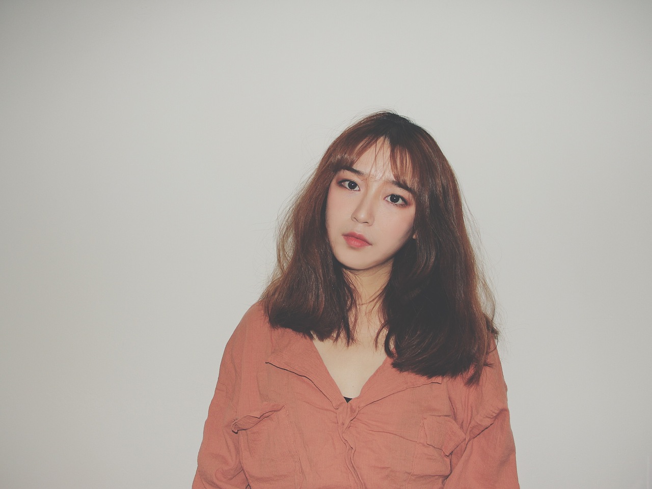 一面白墙的人像