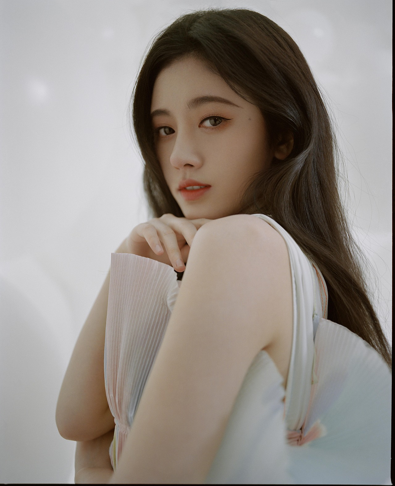 芭莎男士情人节封面人物鞠婧祎