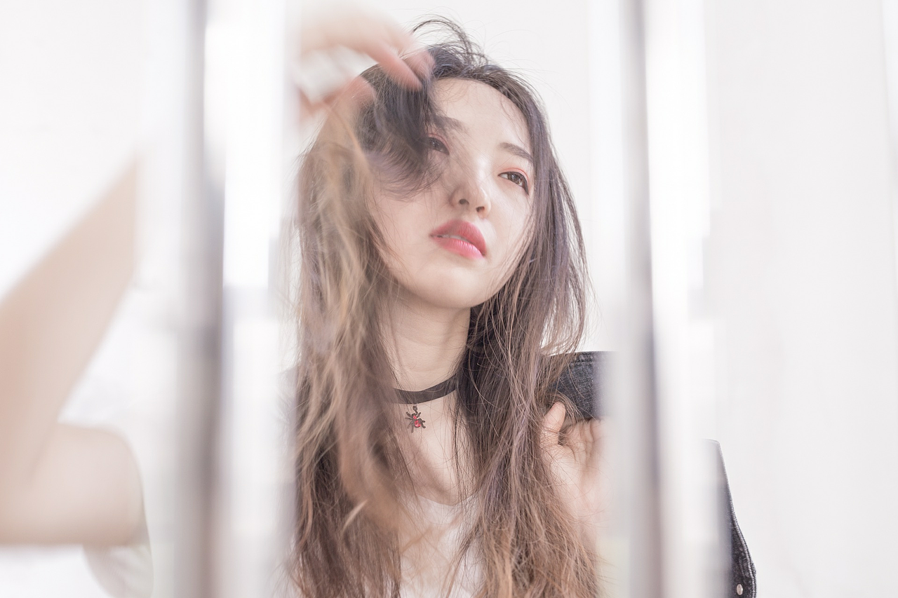 困在风里（图ZMTUwNTEyNjY4） - 人像摄影 - 站酷设计师葡萄亮晶晶PHOTo原创素材 - 站酷ZCOOL