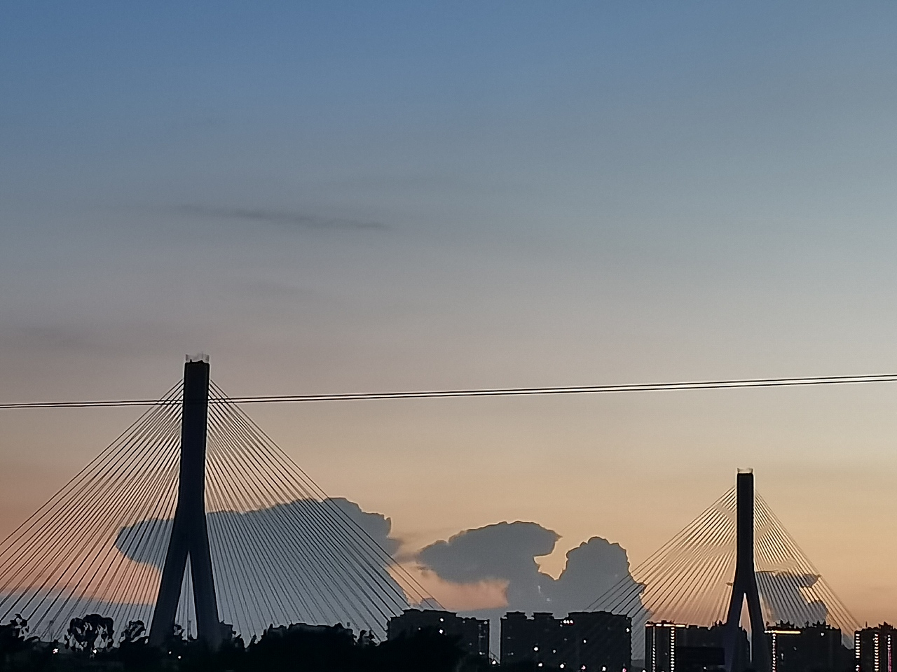 夕阳下的大桥和云