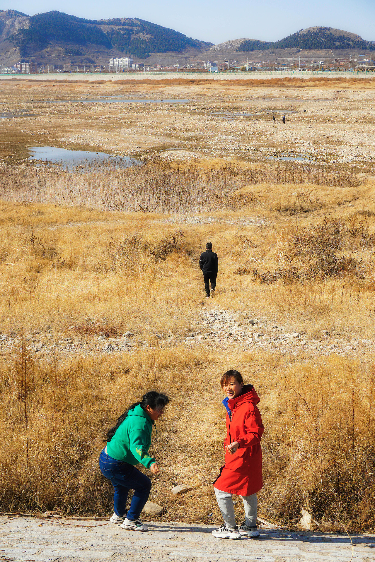 前面那位“黑衣人”是我的一位父亲。他总是走在最前面,稳住整个画面。