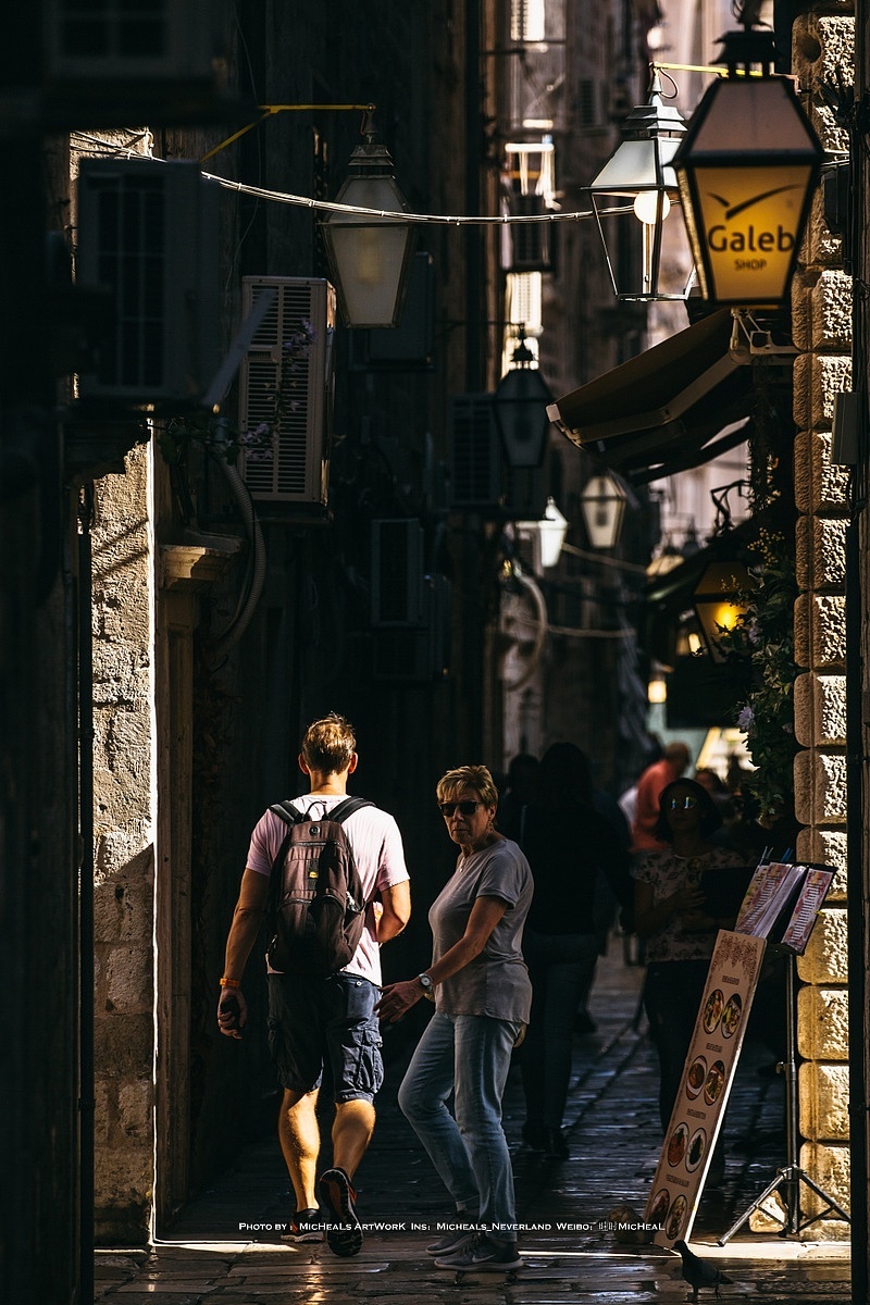 不过一介游客，甚至都不算游客来去匆匆的过客或许更合适，虽然自己已经保持平均不放下相机的状态了，但是明显遇到这样内容丰富样式美好气氛优秀的地方还是有多难顾及，想要看到更多，也想要记录更多的时候，就容易得不偿失~还好，在原本没有特殊计划的情况下看到如此美好的地方，也算是额外的惊喜意外的收获了~出发前往下一个小镇。