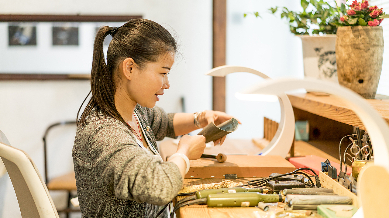 阿明探访：玉龙雪山下幽静小村里的手工烟斗工作室（图ZODE2NjU5MTI=） - 人文/纪实摄影 - 站酷设计师明原创素材 - 站酷ZCOOL