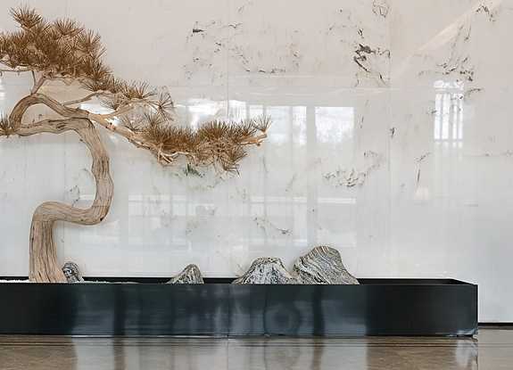 大堂内的枯山水盆景造型顺延园林景观的新中式自然设计理念,由内而外