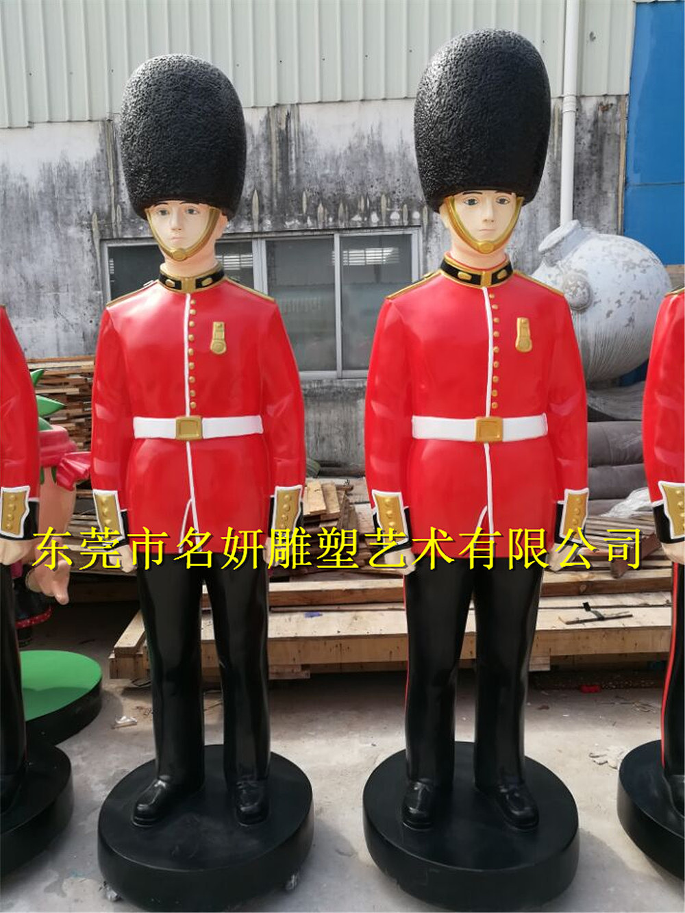 英国皇家卫队形象玻璃钢卫兵士兵人像雕塑如然飒爽英姿