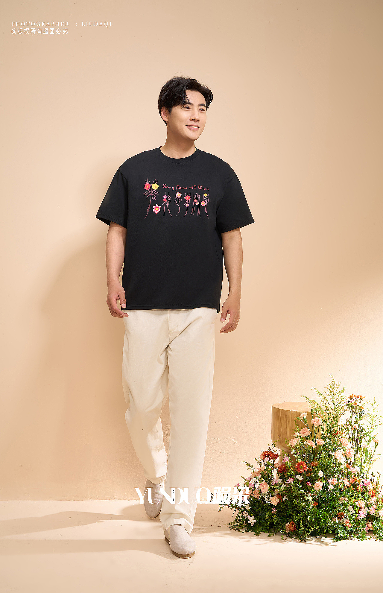 艺术家联名王超鹰 曼陀紫光 花总是要开的 T恤 上衣（图ZMzU0Nzk3ODEy） - 产品摄影 - 站酷设计师陨朵视觉顾问原创素材 - 站酷ZCOOL