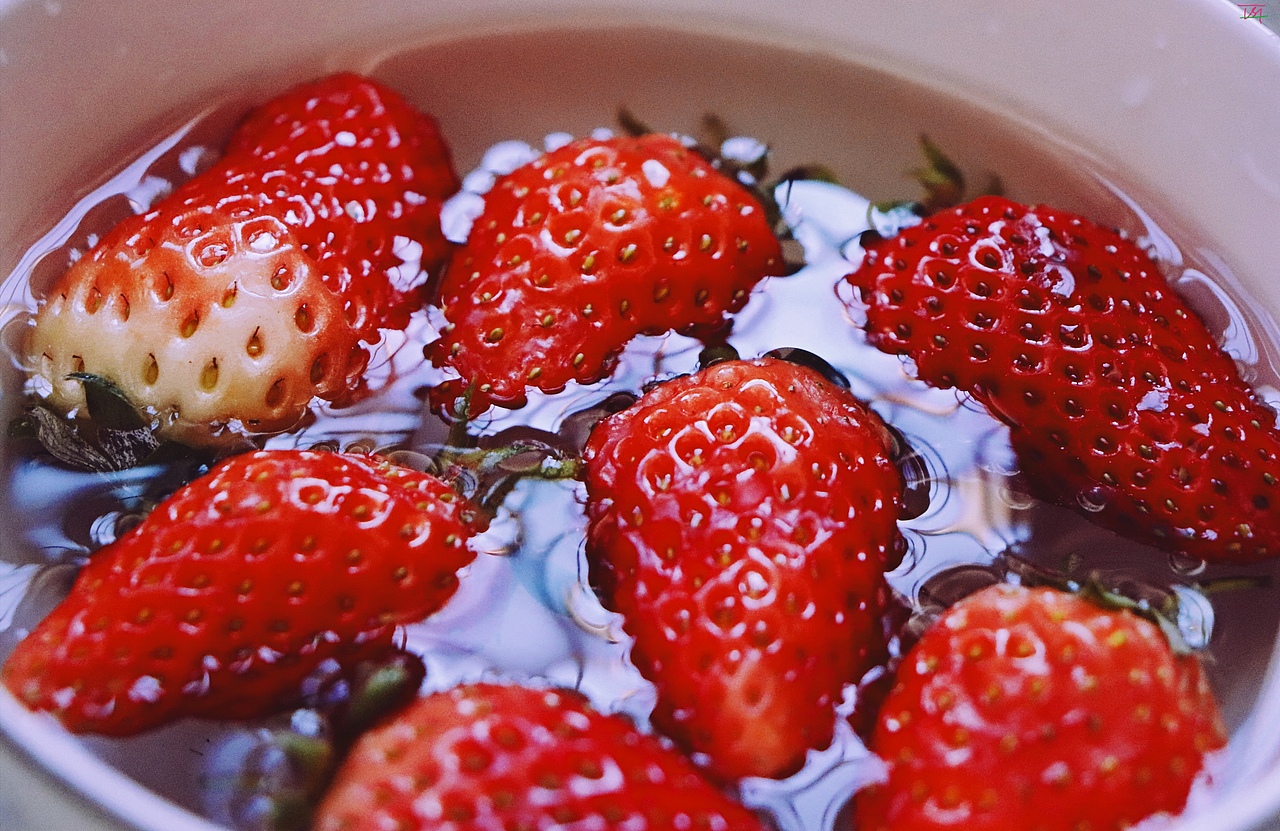 一组 草莓和黄玫瑰