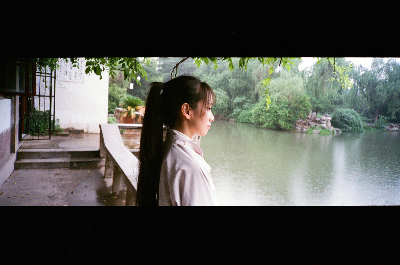 胶片拍摄的下雨天