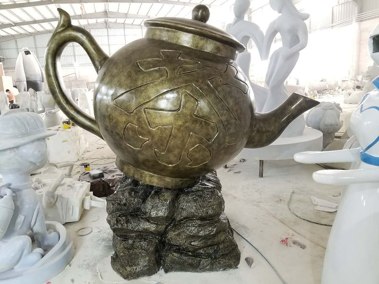 定制玻璃钢悬空茶壶雕塑玻璃钢流水天壶雕塑户外摆件