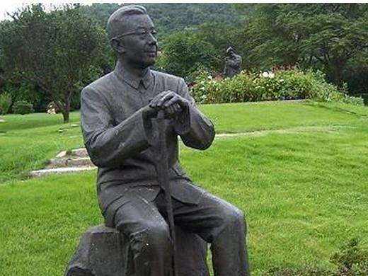 老舍历史文化主题雕塑