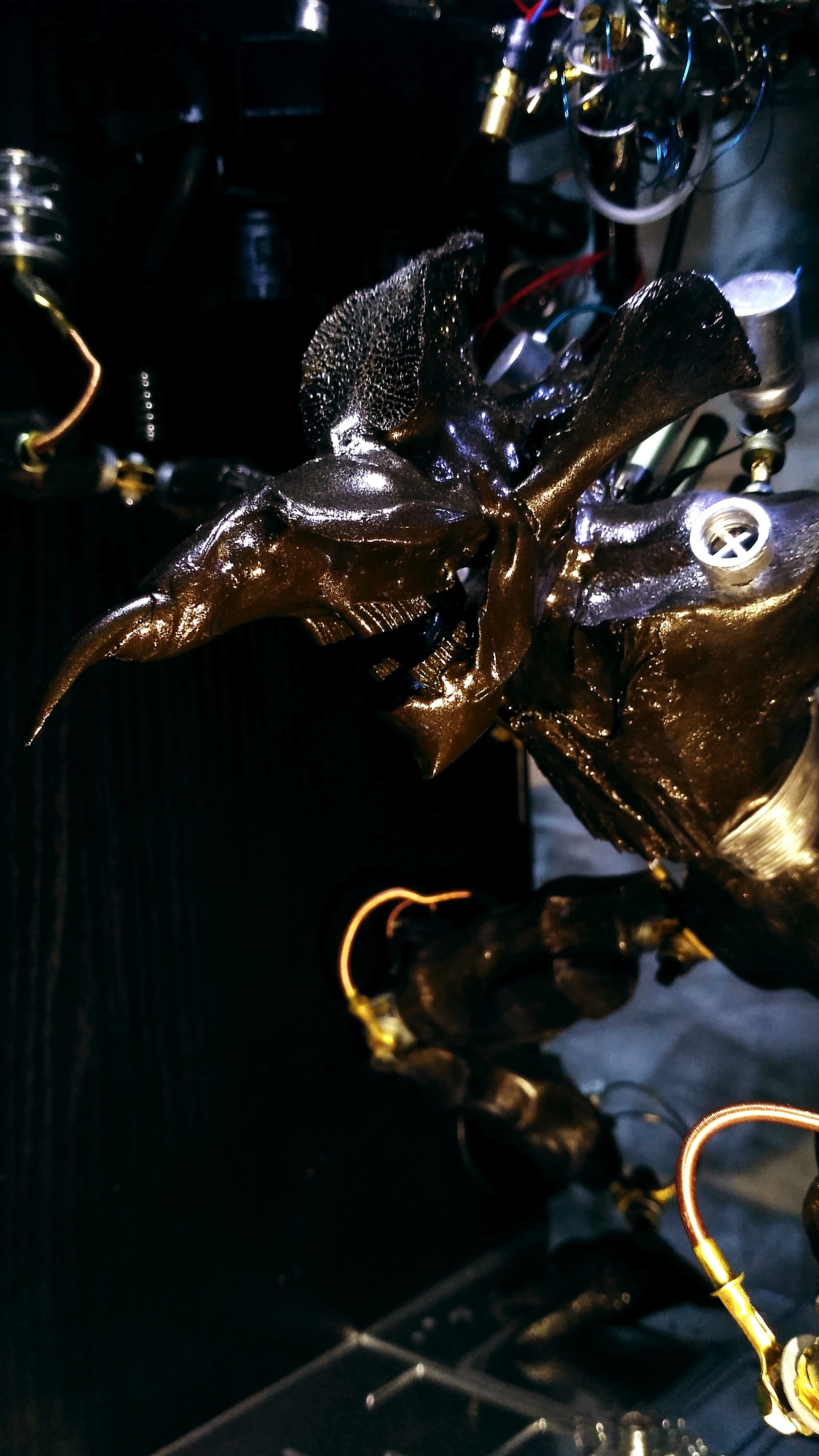 龙械堂 伊龙作品,赛博朋克风格工艺  【困兽】,材料 有动物骨骼,木,铝