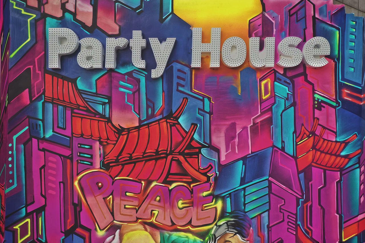 partyhouse主题酒吧外墙涂鸦