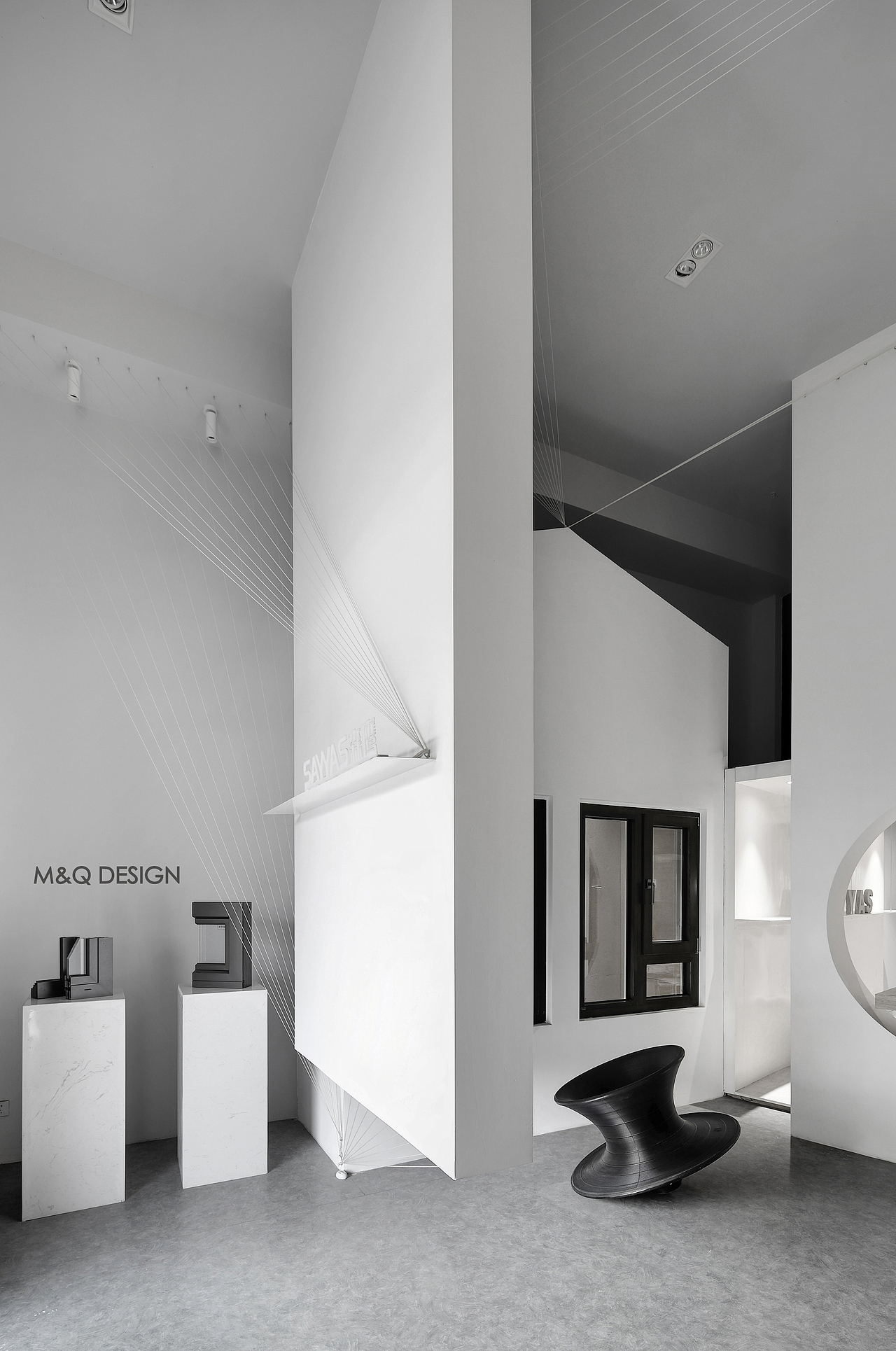 入口区域与主空间之间设有悬浮式的墙体,透过下方的空隙将里面发生的若隐若现般展现出来,吸引观者进入展厅内部。