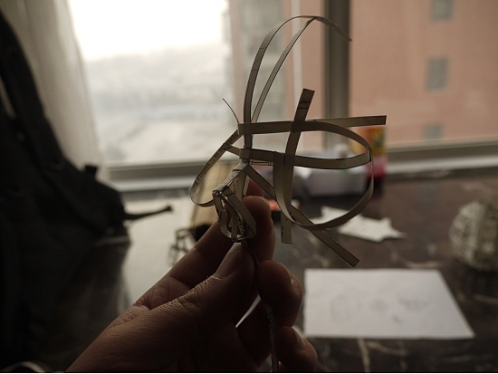 先从鼻子为正中开始撤出一条线&nbsp;扯出眼眶