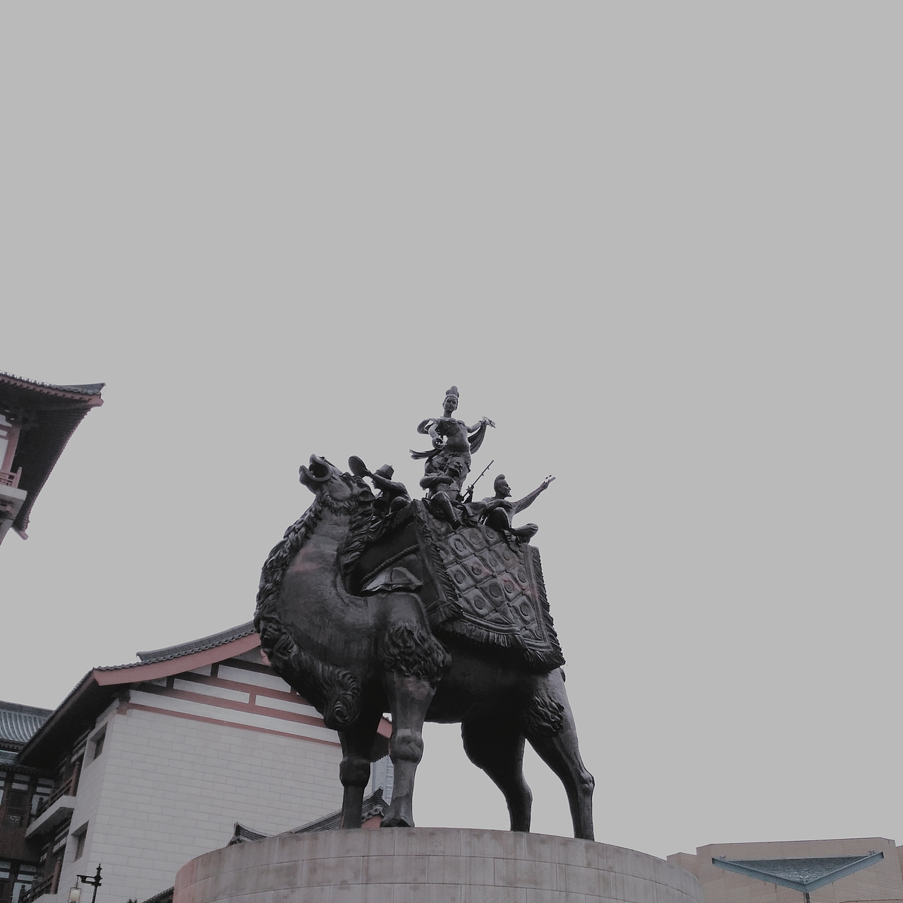 position:大唐西市
point:灰蒙蒙的下着小雨,远处响起驼铃声。我站在了大唐帝国的土地上!