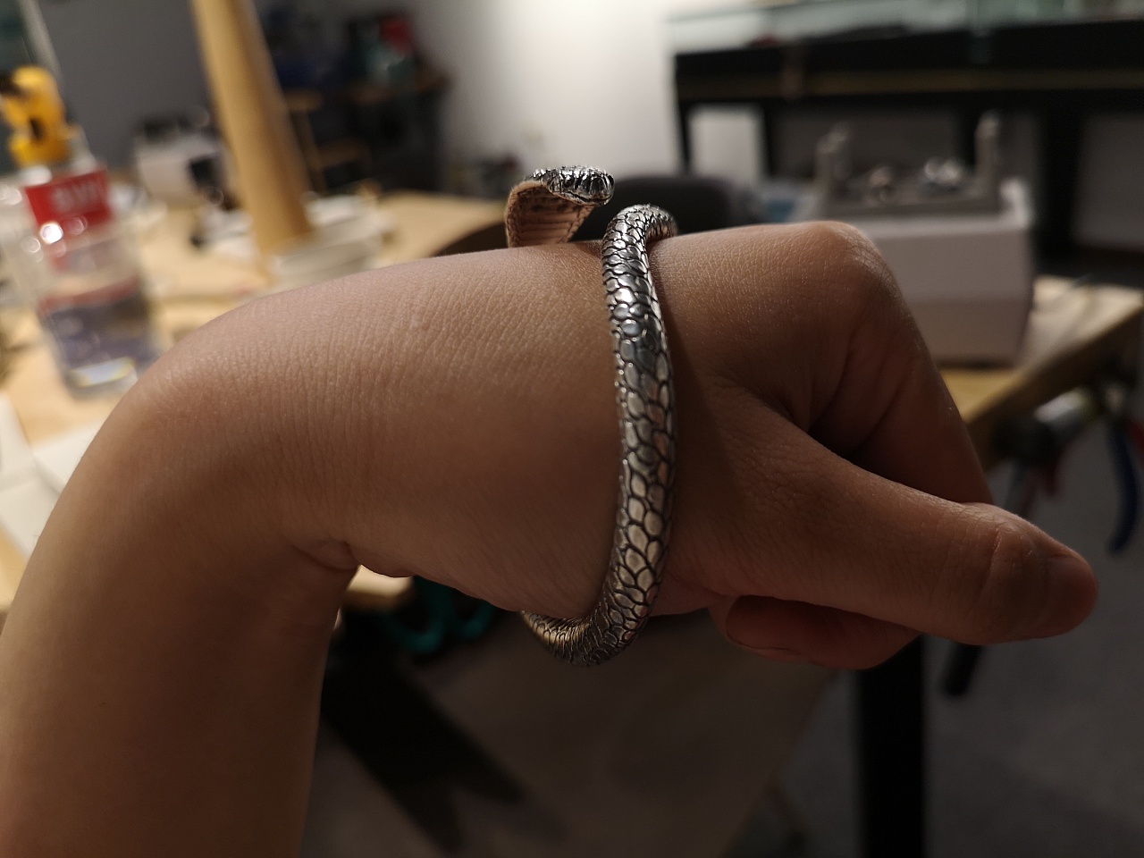 手工錾刻银眼镜蛇手镯