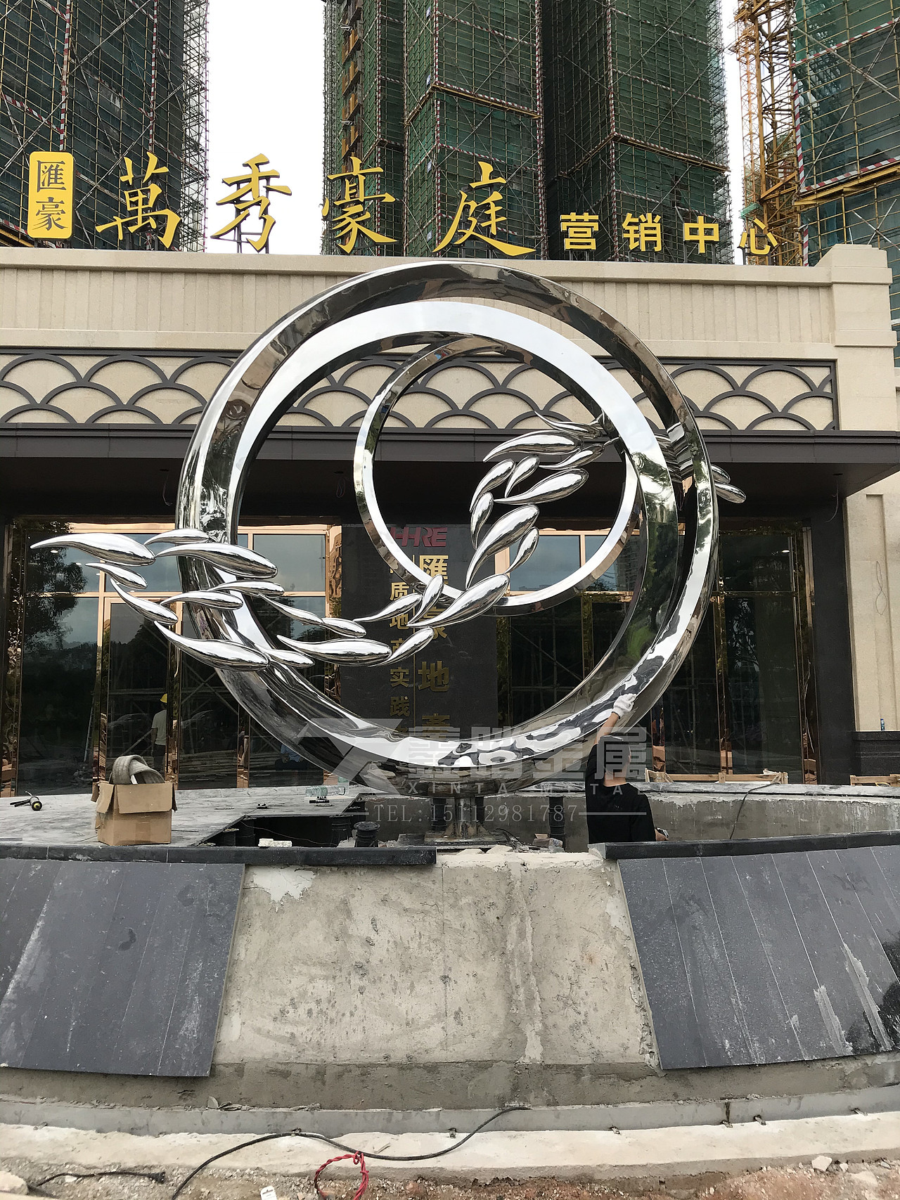 镜面不锈钢圆环雕塑、散发自由和灵动的气息点燃人好奇