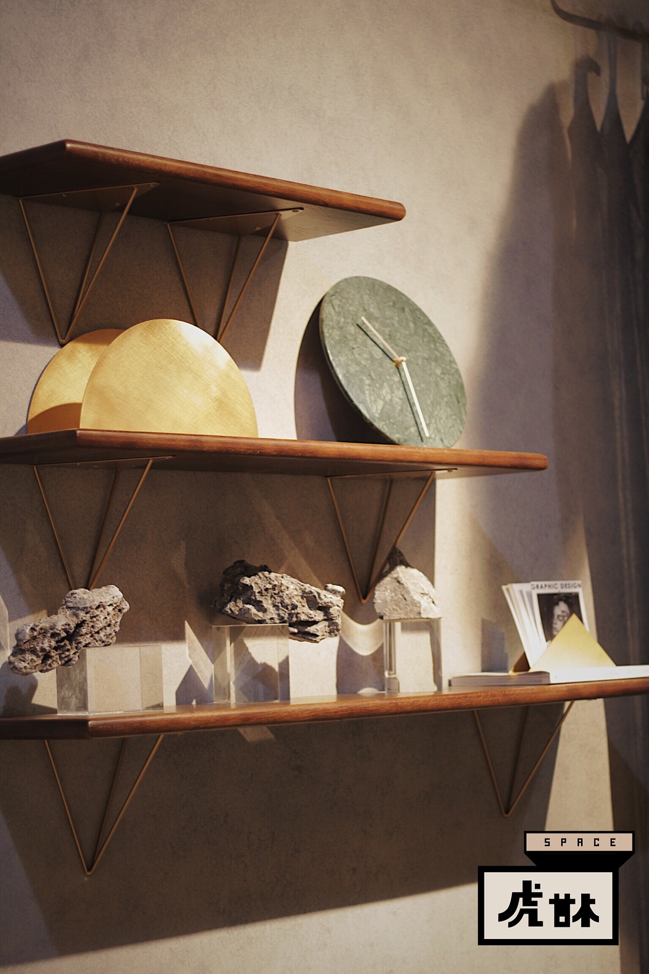 空间内嵌入一个强调居家氛围的软装展厅,并结合样板展示,材料"图书馆"