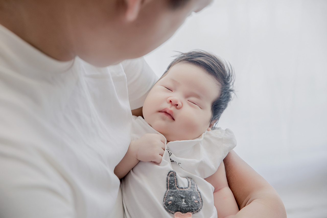 一张白色窗帘、简简单单拍个幸福的四口之家