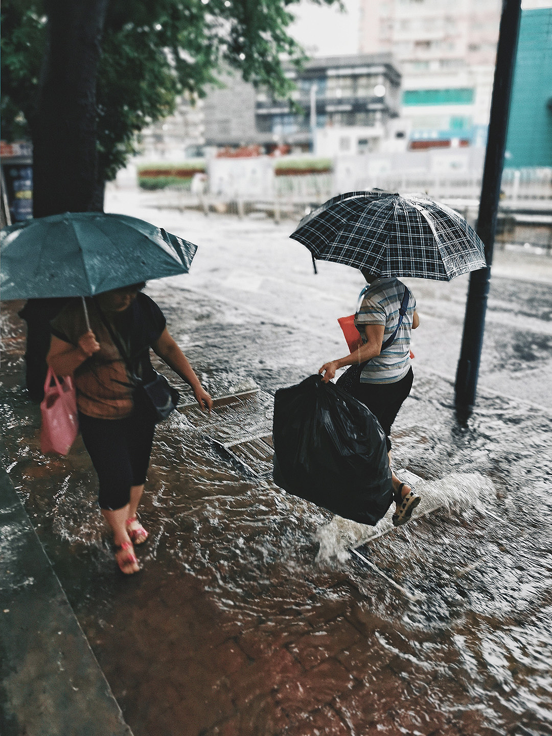 西村某天突然下起大雨