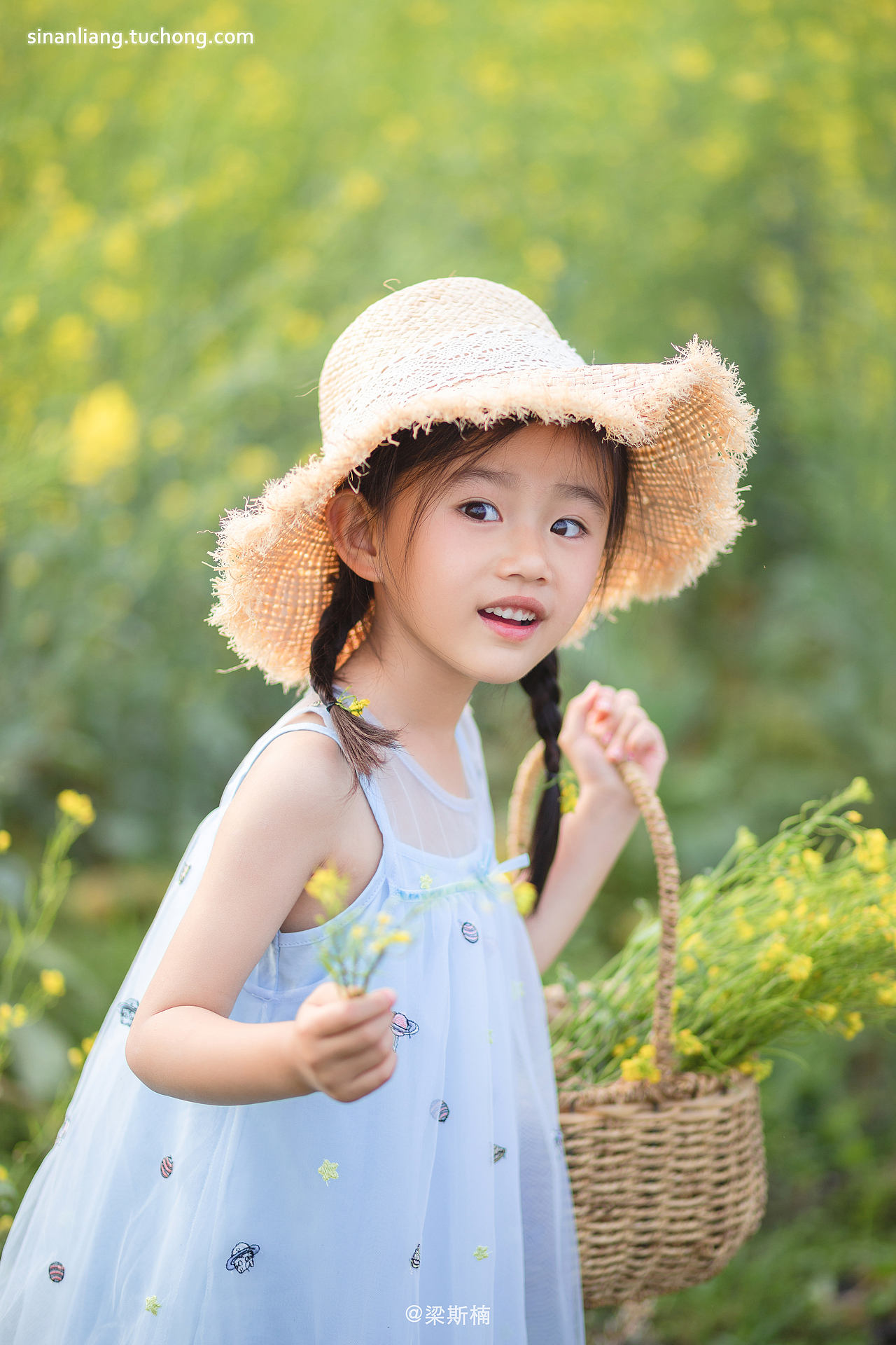 在小女孩自家的菜地给她拍一组照片。我的人像摄影班开