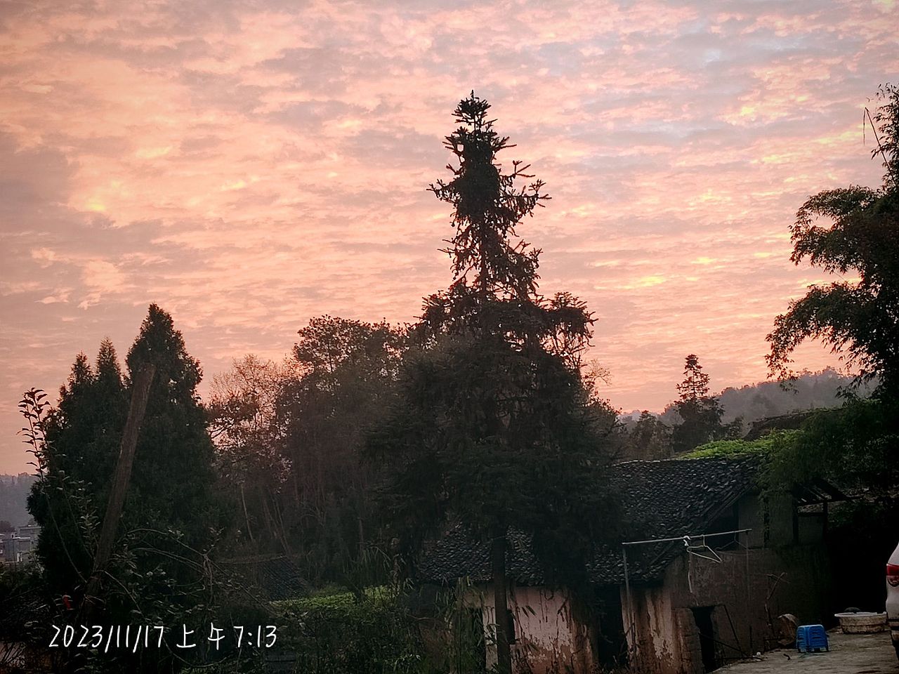 日头欲出未出时,雾失江城雨脚微