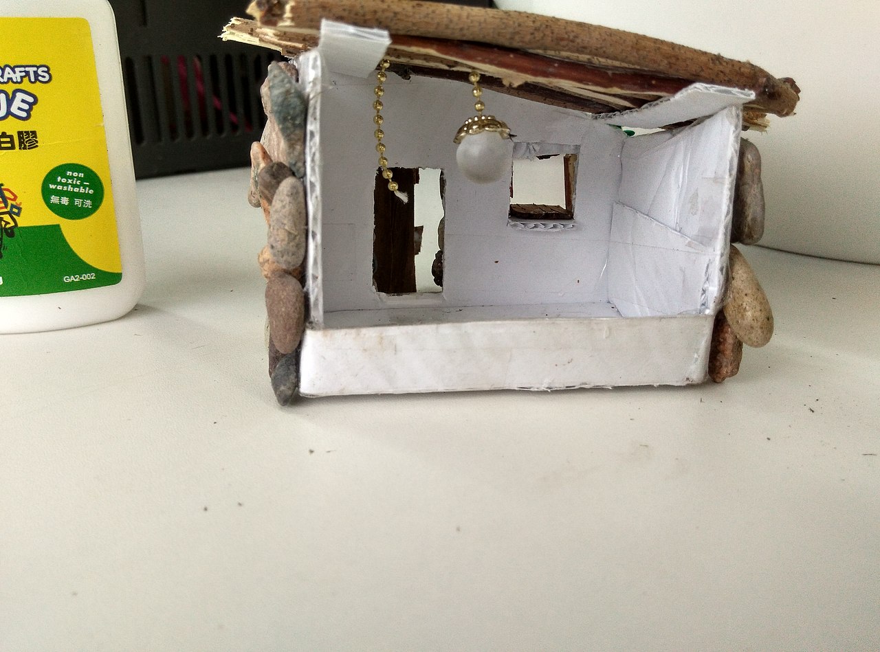 里面还是白墙,吊灯先弄上了,也是掉了好多次 菜粘牢