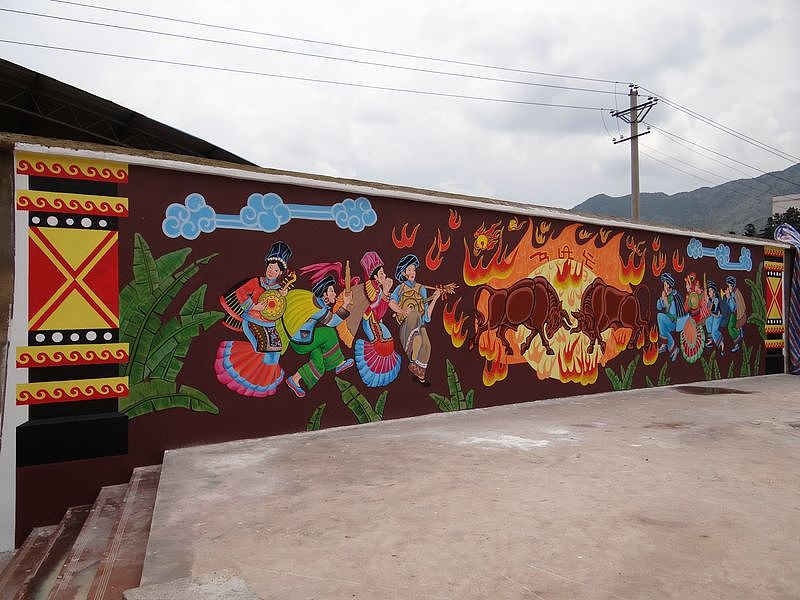 云南彝族传统斗牛火把节庆壁画舞台背景墙手工彩绘装饰