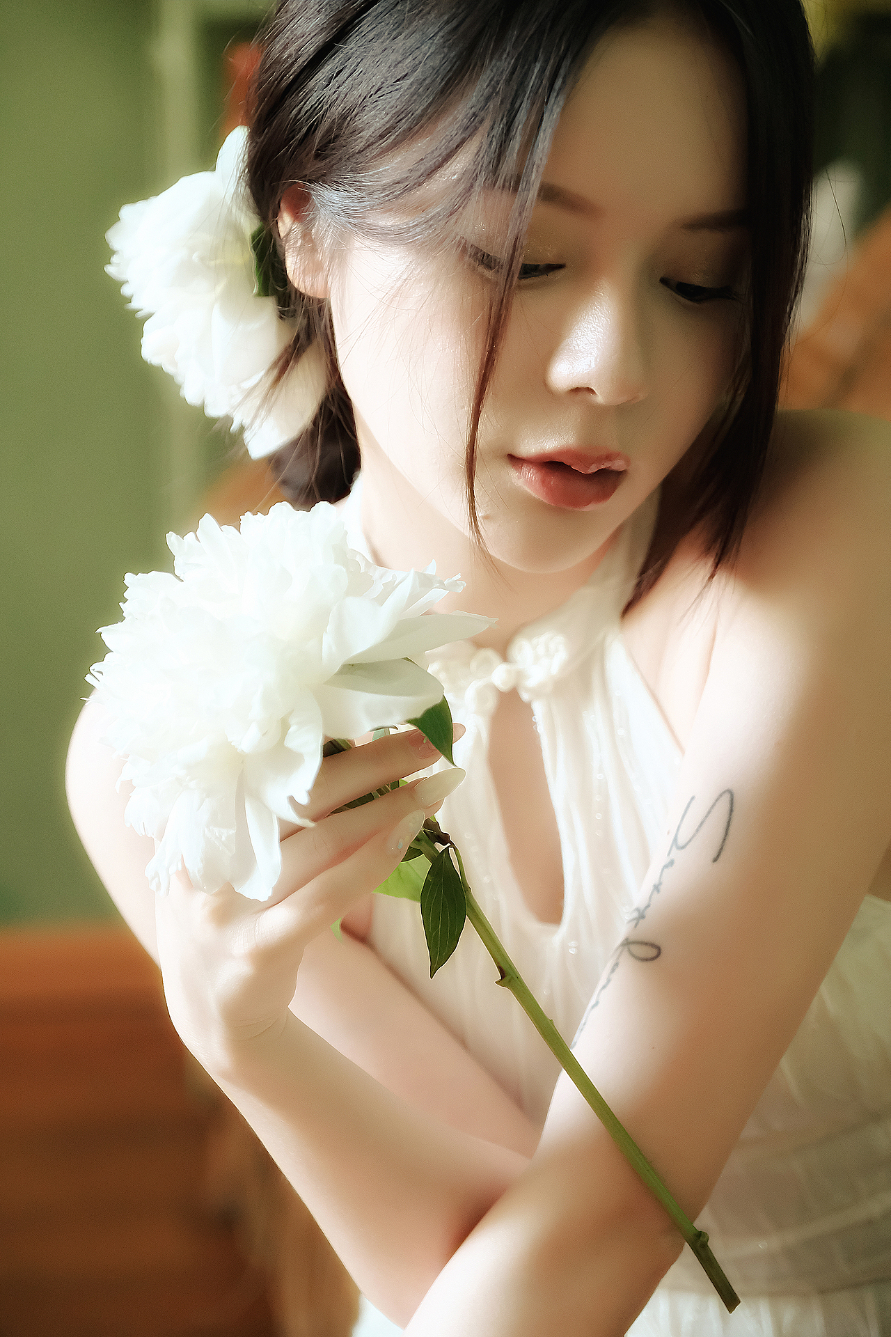 那天她带着花来找我