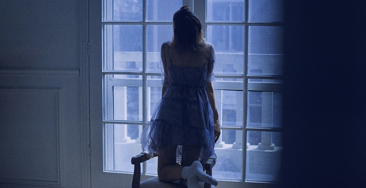 静谧蓝（图ZMTU0MTk5NzIw） - 人像摄影 - 站酷设计师徐咸鱼原创素材 - 站酷ZCOOL