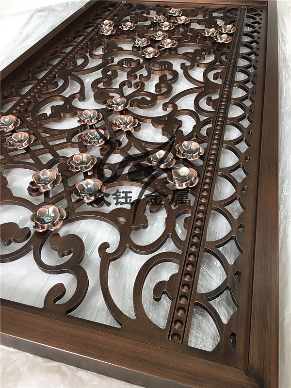 别墅入户门镂空雕花铜屏风隔断效果图_众钰金属-站酷zcool